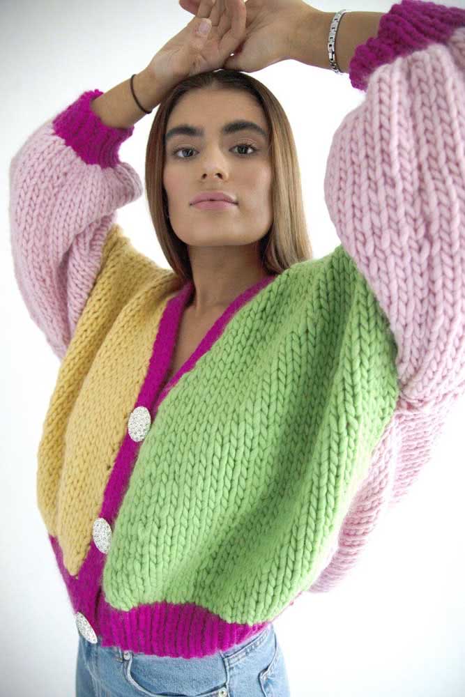 Os casacos de crochê oversized são os queridinhos do momento, não só pelo seu conforto, mas também pelo volume e a liberdade de movimento que eles permitem.