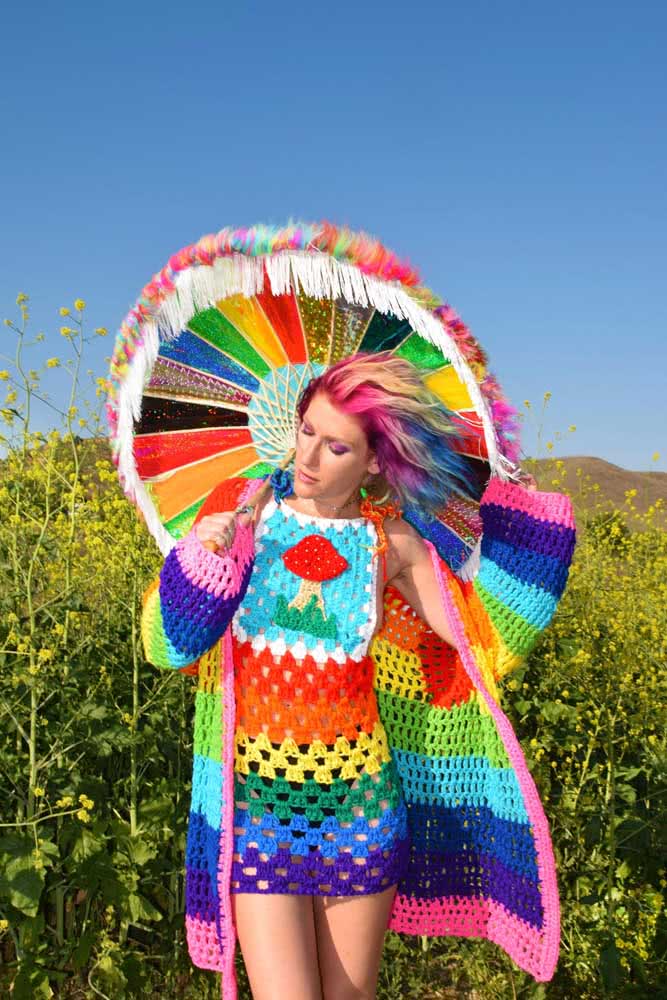 E para curtir e se divertir nos dias de verão, dê uma olhada nesse conjunto de crochê multicolorido.