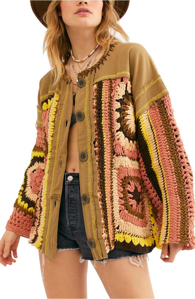 Uma jaqueta super criativa de crochê e tecido para completar o look boho com shorts jeans, top e chapéu.