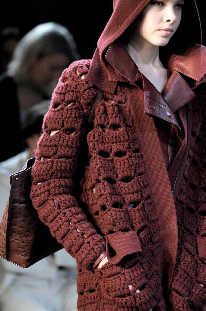 Deixe o seu look mais sofisticado com um casaco de crochê como este bordô.