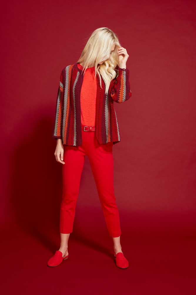 Por fim, o casaco de crochê listrado em tons de vermelho é o complemento ideal para esse look moderno e monocromático.