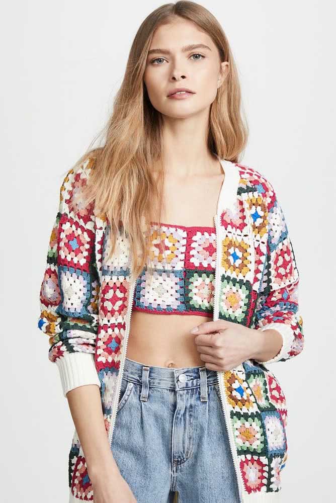 Já pensou em combinar o seu casaco de crochê square com um cropped combinando? Num look com jeans, o visual fica super anos 90!