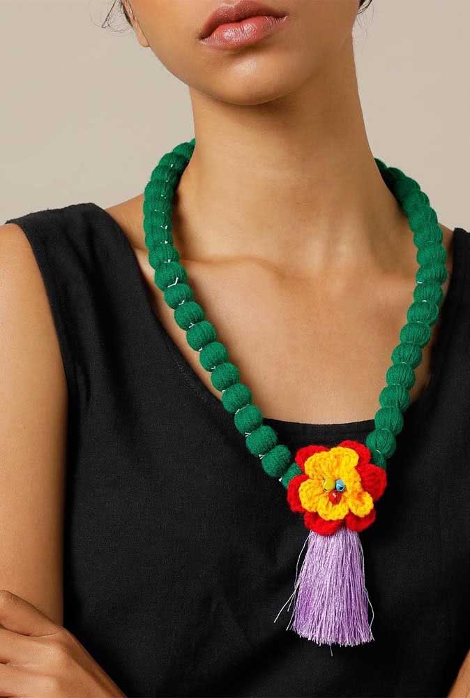 Flores simples de crochê dão o toque final nesse colar super colorido 