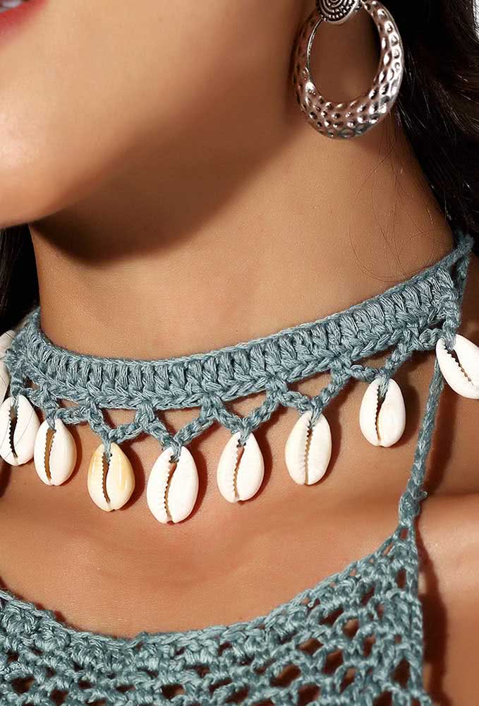 As conchas complementar o estilo praiano deste colar de crochê tipo gargantilha