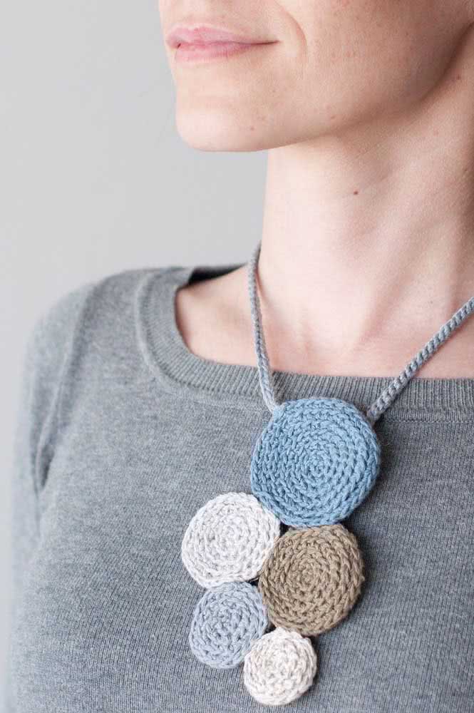 Círculos de crochê em diferentes cores e tamanhos criam um pingente lindo e super simples para esse colar 
