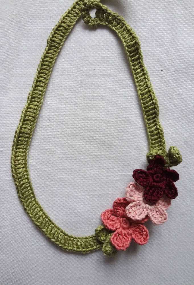 Outra ideia de flores no colar de crochê, desta vez posicionadas na lateral