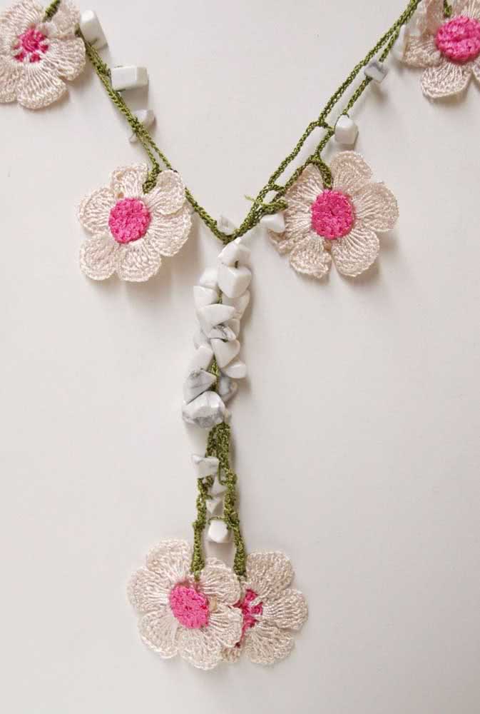 As flores marcam presença também neste colar de crochê