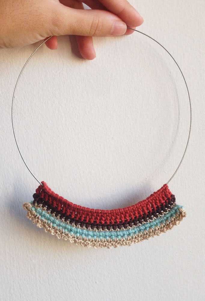 Um tipo de colar de crochê super simples, mas cheio de estilo