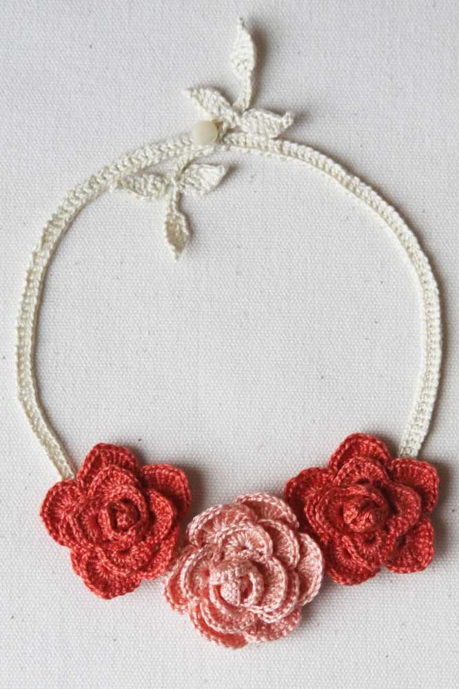 Além das flores lindas, este colar de crochê ganha mais um detalhe super delicado no seu fecho em forma de folhas