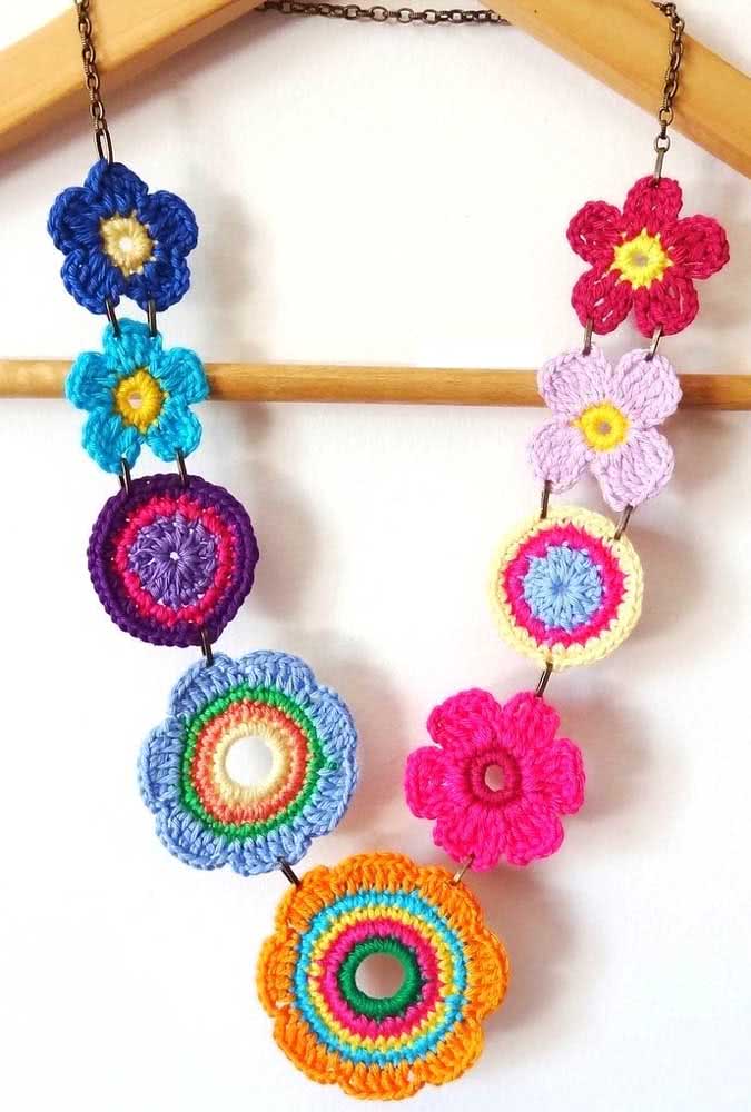 Flores diferentes e multicoloridas de crochê compõem esse colar 