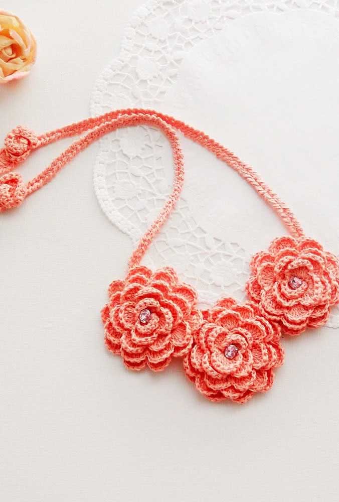 Flores cheias de camadas e miolo brilhante compõe este modelo de colar de crochê