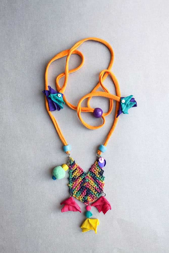 Experimente combinar o crochê com outros materiais e técnicas artesanais para compor o seu colar!