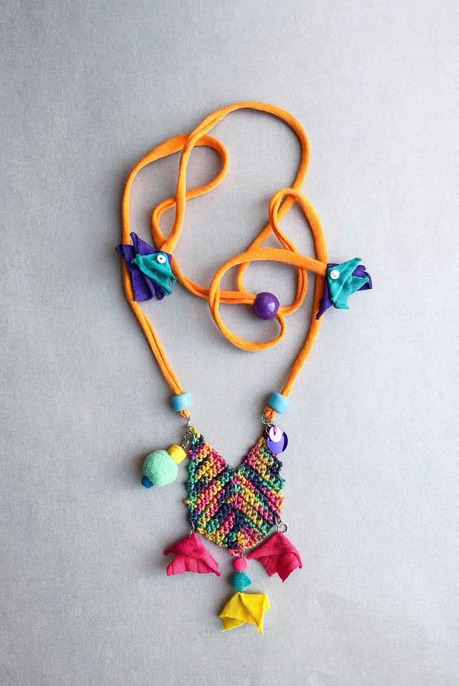 Experimente combinar o crochê com outros materiais e técnicas artesanais para compor o seu colar!
