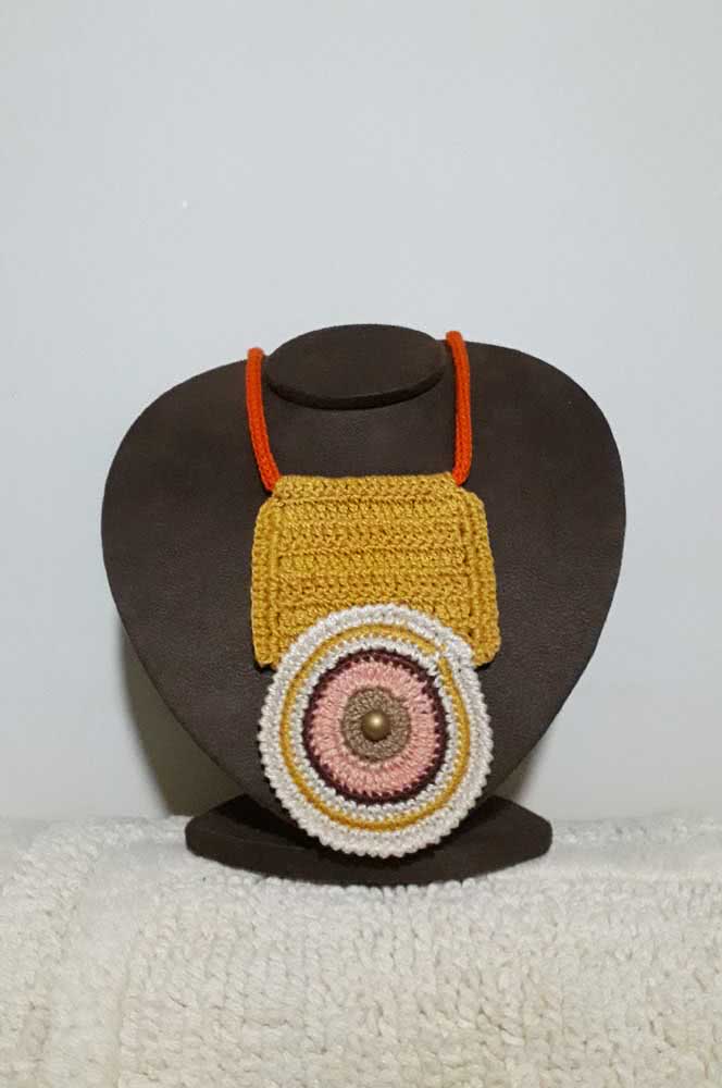 Misture formas e padrões e obtenha um maxi colar de crochê lindo como este!