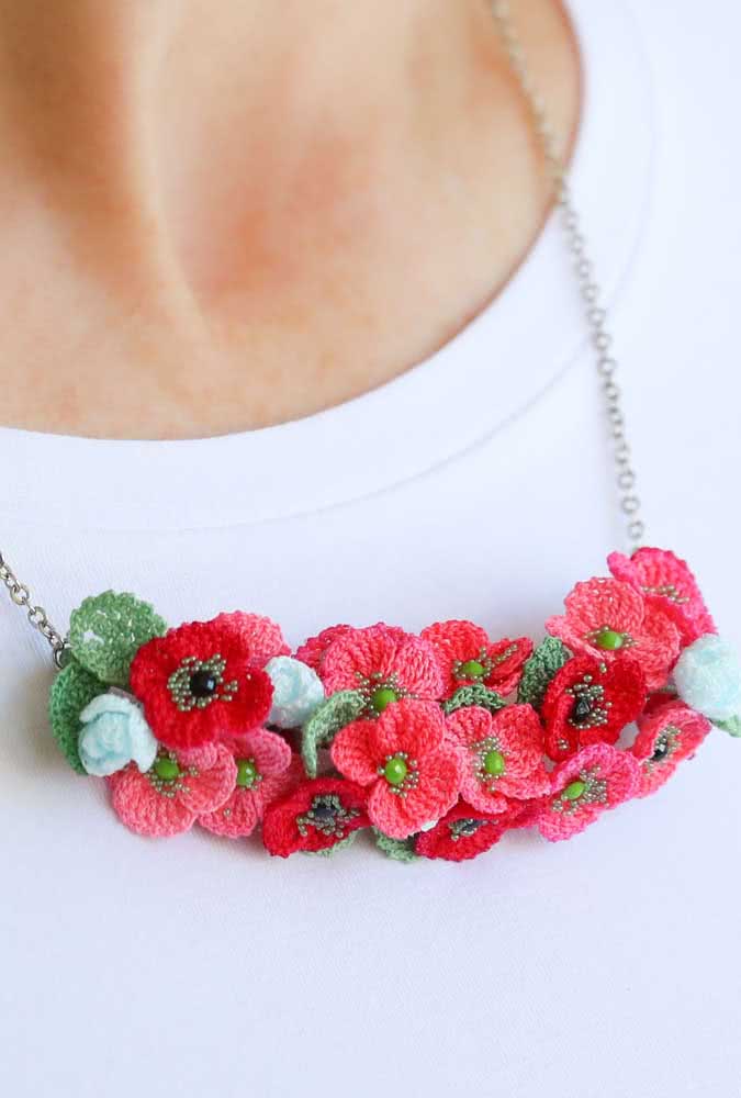 Flores de crochê super delicadas e coloridas compõem esse jardim em forma de colar 