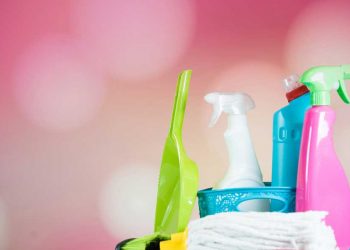 Como limpar azulejo de banheiro: dicas para facilitar sua vida sem gastar muito