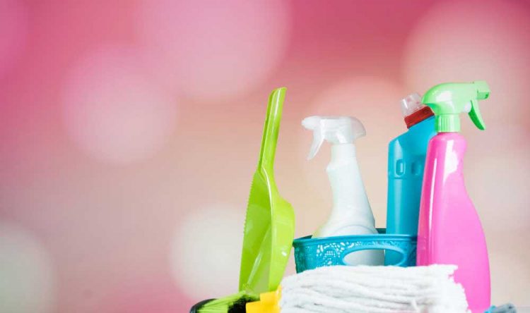 Como limpar azulejo de banheiro: dicas para facilitar sua vida sem gastar muito