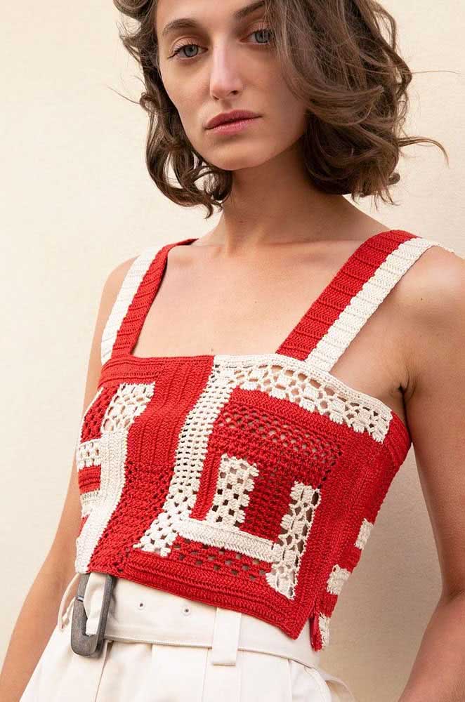 Um visual moderno e super elegante com o cropped de crochê com retângulos branco e vermelho com vários pontos combinados, combinando com calça social também branca. 