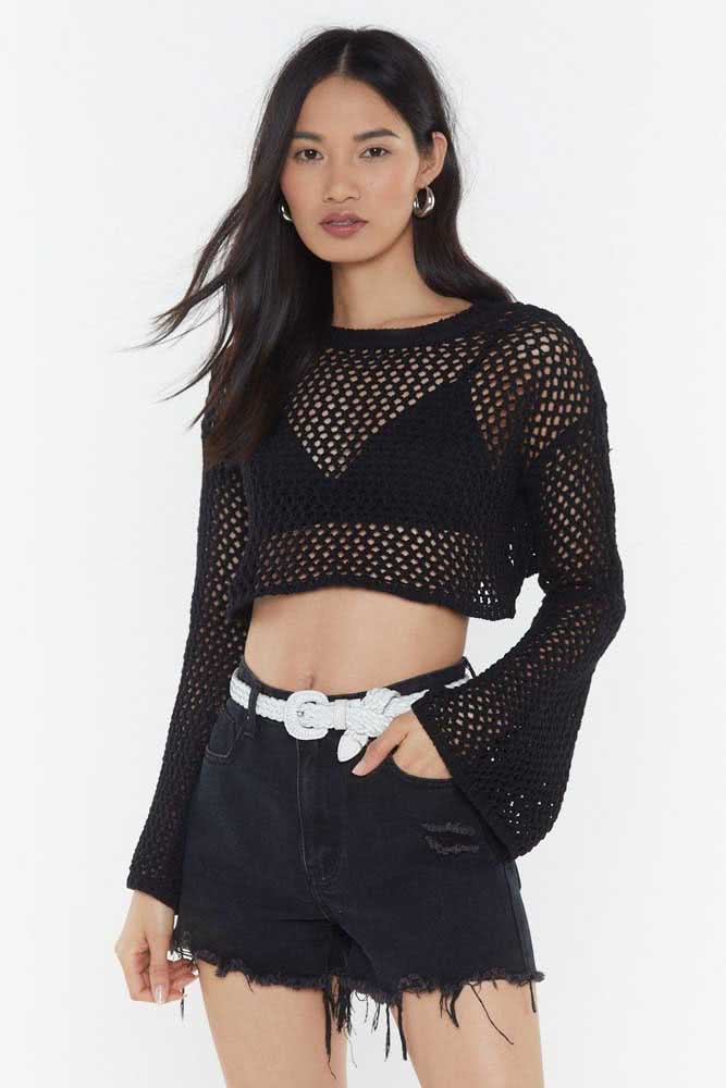Mas se você prefere um look all black de verão, confira essa ideia de cropped de crochê com manga anjo com ponto vazado, top, shorts jeans e cinto.