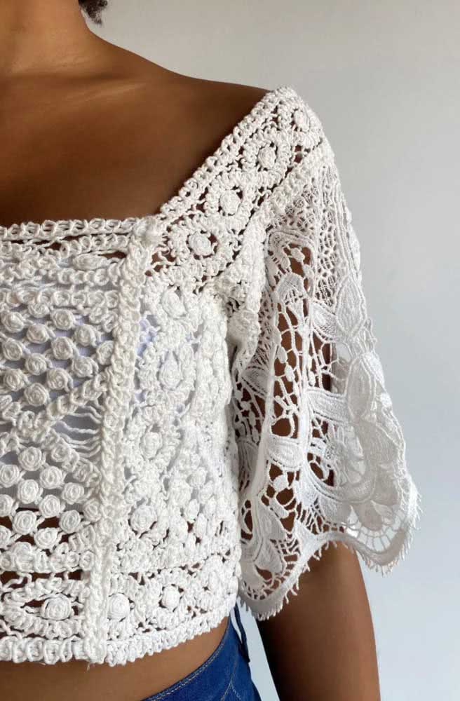 De uma delicadeza impressionante, esse cropped de crochê branco mais parece um trabalho de renda. 