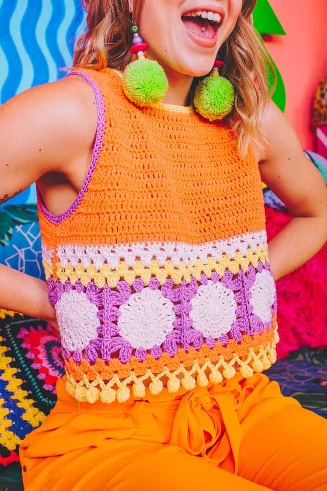 Para as jovens místicas que adoram looks super coloridos e fresquinhos para usar nos dias de sol, um cropped de crochê com padrão de mandala.