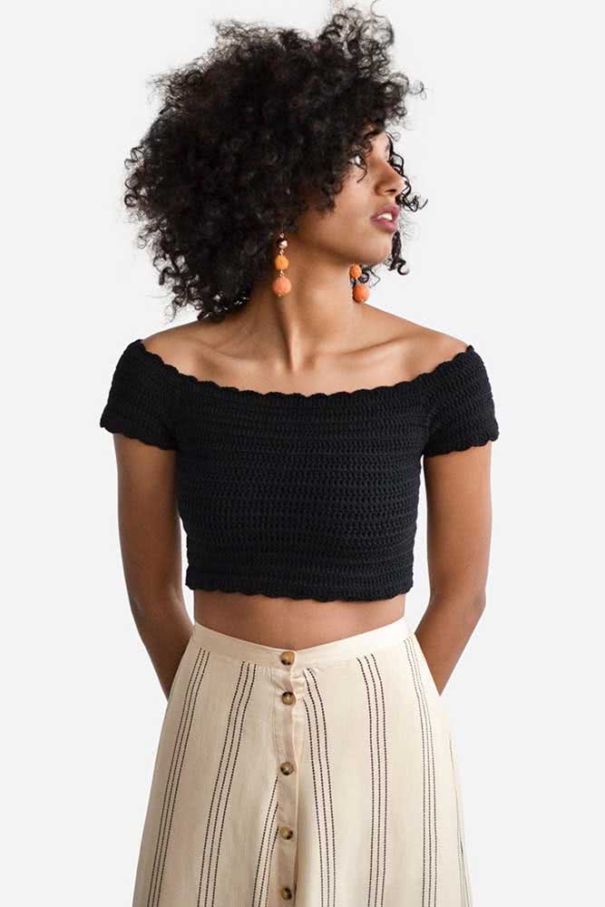 Por outro lado, esse cropped de crochê preto com manga ombro a ombro é perfeito para criar looks mais sóbrios - mas não menos fresquinhos!