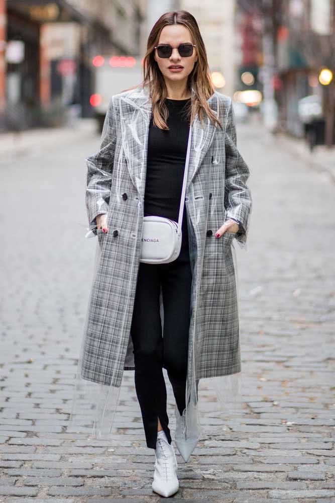 Bota branca e casaco cinza: elegância e estilo