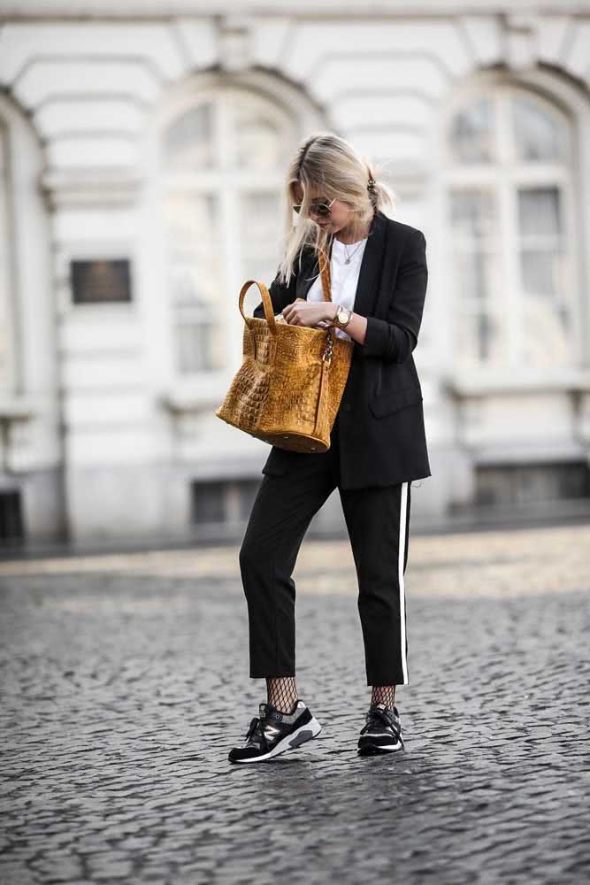 Bolsa dourada croc, meia arrastão, tênis de corrida e blazer...tudo isso num look só!