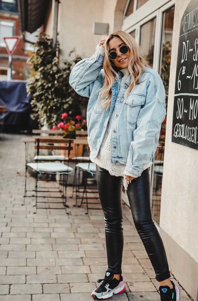 Legging, jaqueta jeans e tênis para um look de inverno despojado