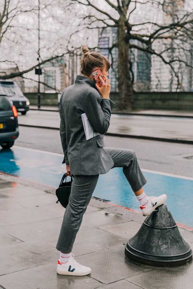 Para lidar com muito estilo e conforto com a dinâmica corrida do trabalho contemporâneo, aposte na combinação de conjunto de alfaiataria com um tênis casual e meia divertida!