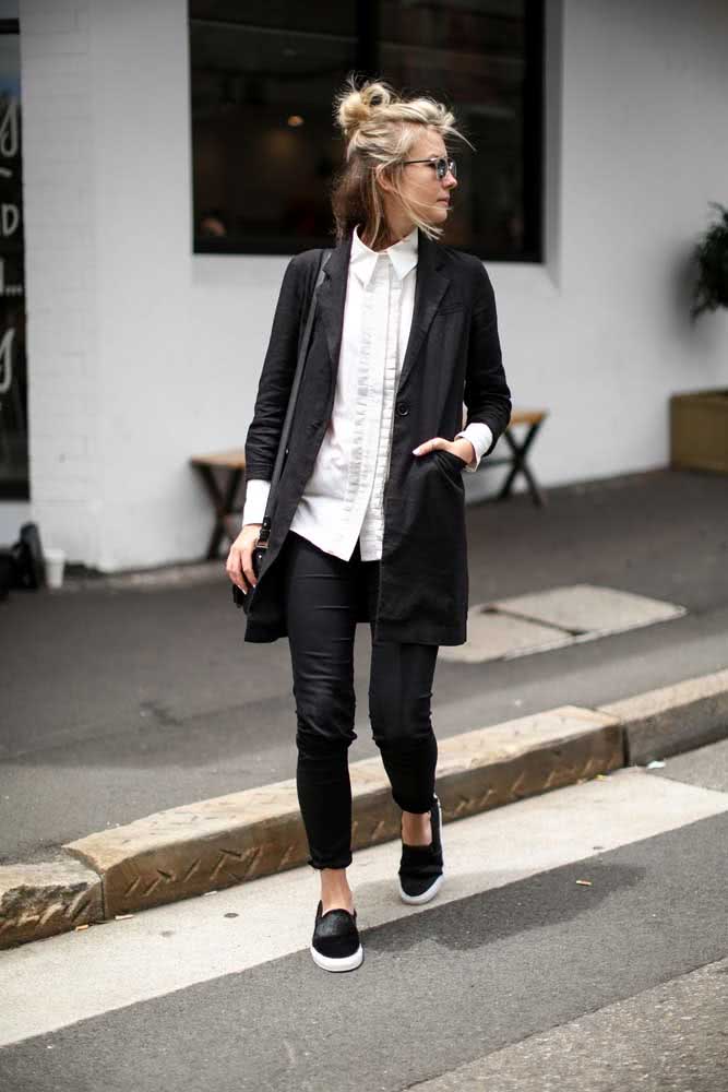 Outra ideia de look P&B para trabalho cheio de conforto e estilo, com camisa branca, blazer comprido, calça skinny e tênis slip on. 