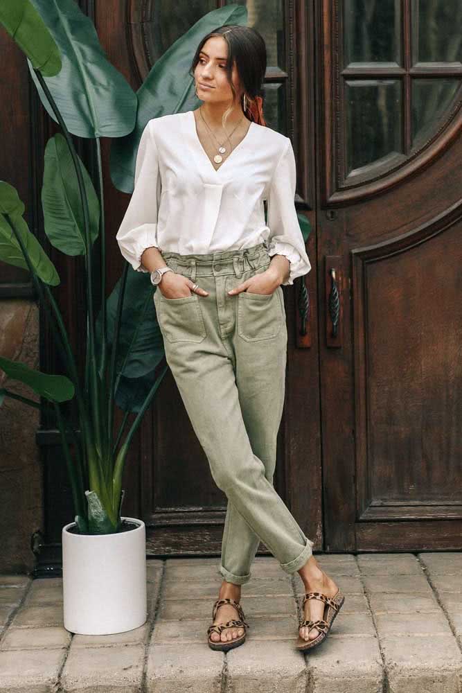 Camisa branca, calça clochard e rasteirinha fazem um look soltinho super confortável para o trabalho. 