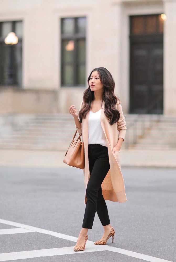 O cardigan alongado é uma ótima alternativa ao blazer em looks de trabalho formais e cheios de estilo. 