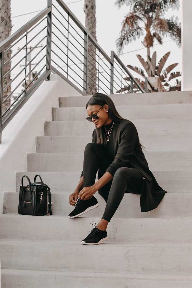 Além de serem tendência da moda, os looks monocromáticos, como este all black, são muito rápidos de compor e perfeitos para o trabalho. 