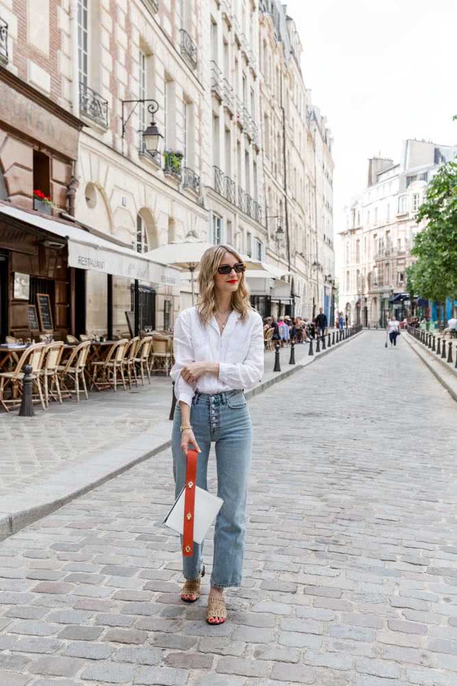 E para quem não abre mão da camisa branca de trabalho, uma ideia com calça jeans reta e sandália baixa feita com fibra natural. 