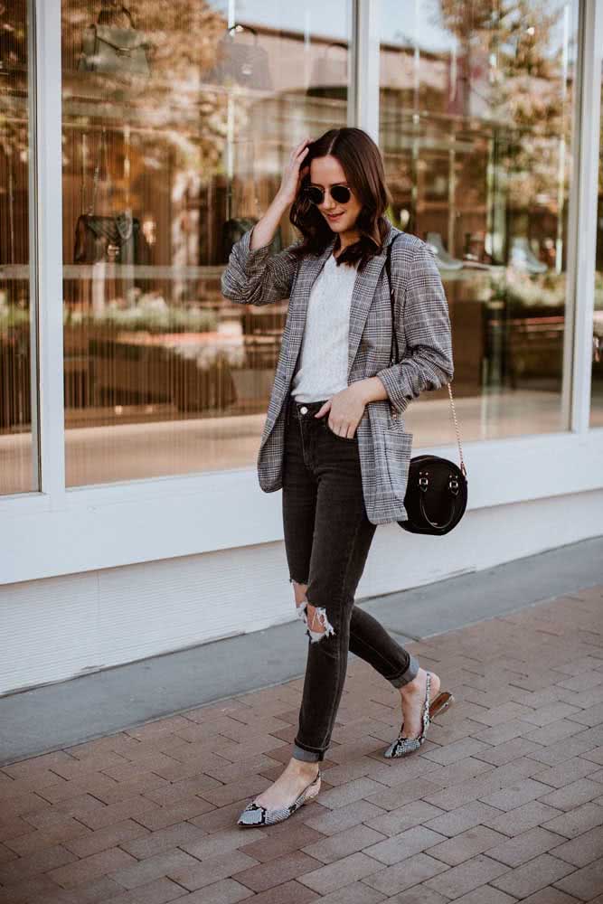 Já para uma composição de look trabalho casual, calça jeans destroyed, camiseta branca, sapato chanel animal print e um casaco xadrez de alfaiataria. 
