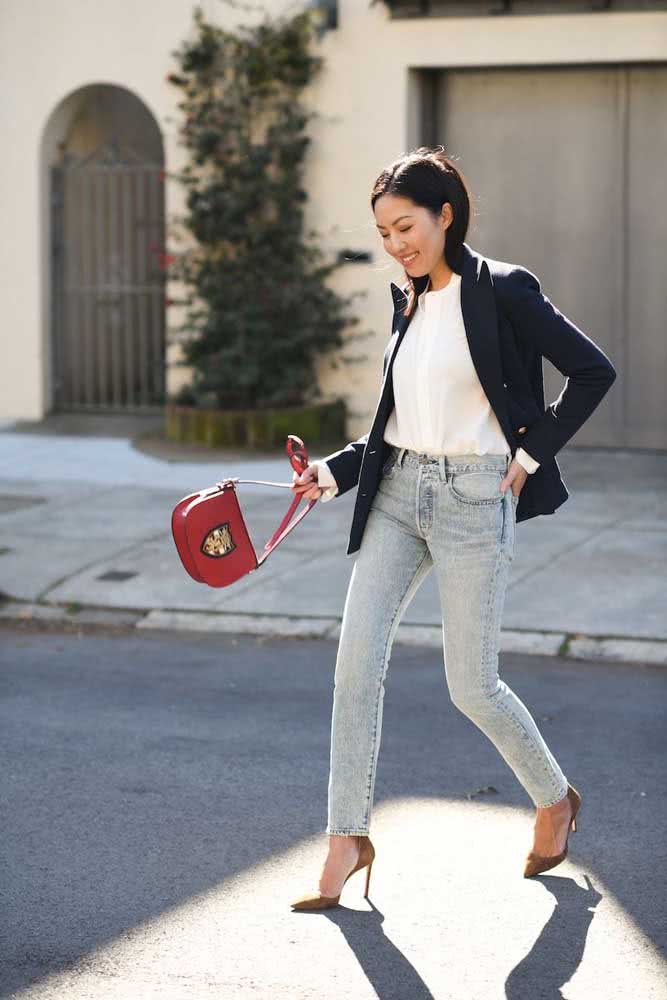 Para um visual mais descolado e menos forma, experimente adicionar uma calça jeans ao seu look com blusa social, blazer e salto alto.
