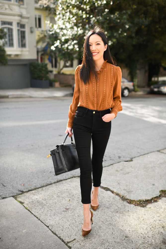 Outra ideia de composição com camisa social e calça jeans, dessa vez em preto e laranja.