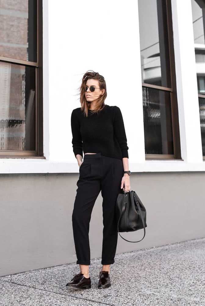 Mais um exemplo de composição all black ótima para ambientes profissionais, com blusa de tricô leve, calça social reta e oxford. 
