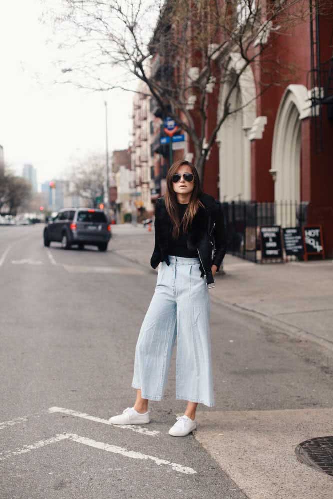 Já este look joga com o claro e o escuro numa combinação que reúne tênis casual, calça pantacourt, camiseta e jaqueta de couro.