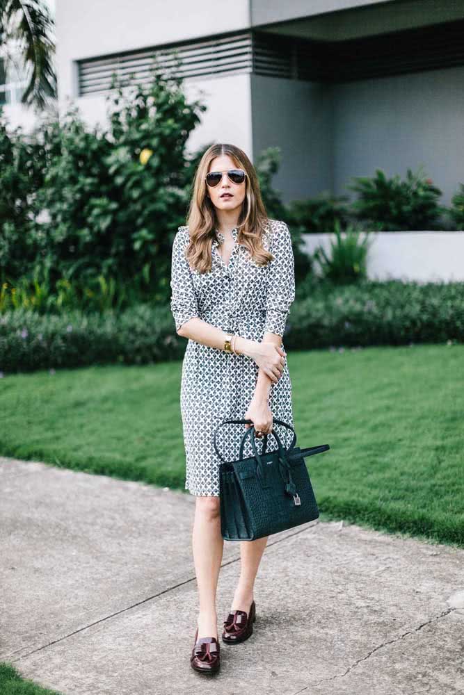 A combinação de vestido de manga longa e mocassim forma o look trabalho formal perfeito para os dias de verão.