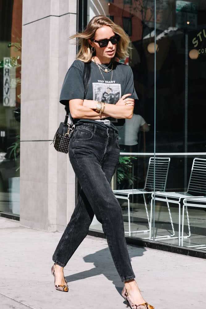 A combinação mom jeans e camiseta estampada é um clássico dos anos 1990 para um visual cheio de atitude.