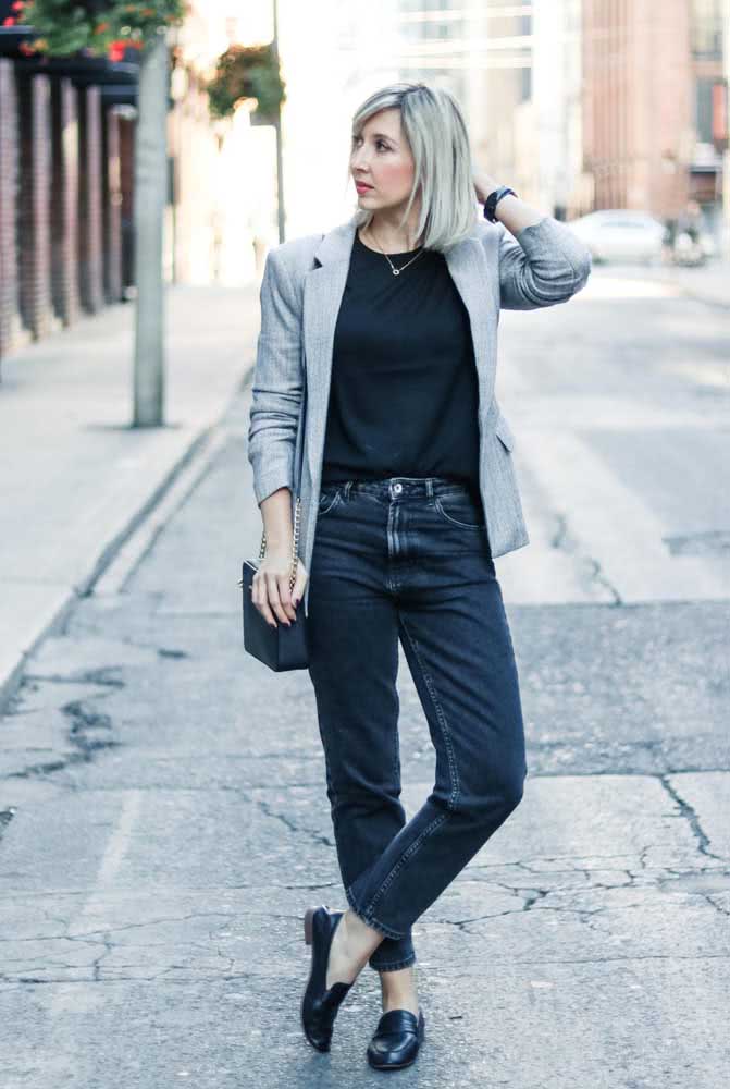 Procurando um look de trabalho com mom jeans? Dá uma olhada nesta combinação em preto com blazer cinza!
