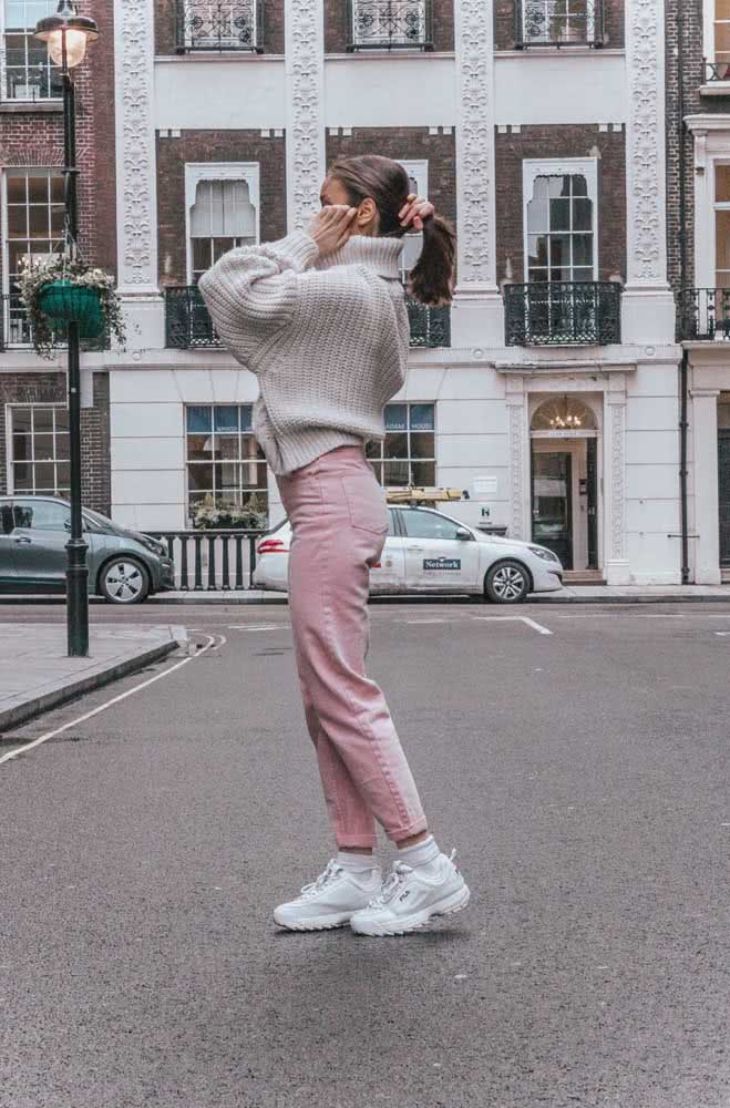 Mom jeans rosa claro traz ainda mais charme e conforto para os seus looks cozy de inverno.