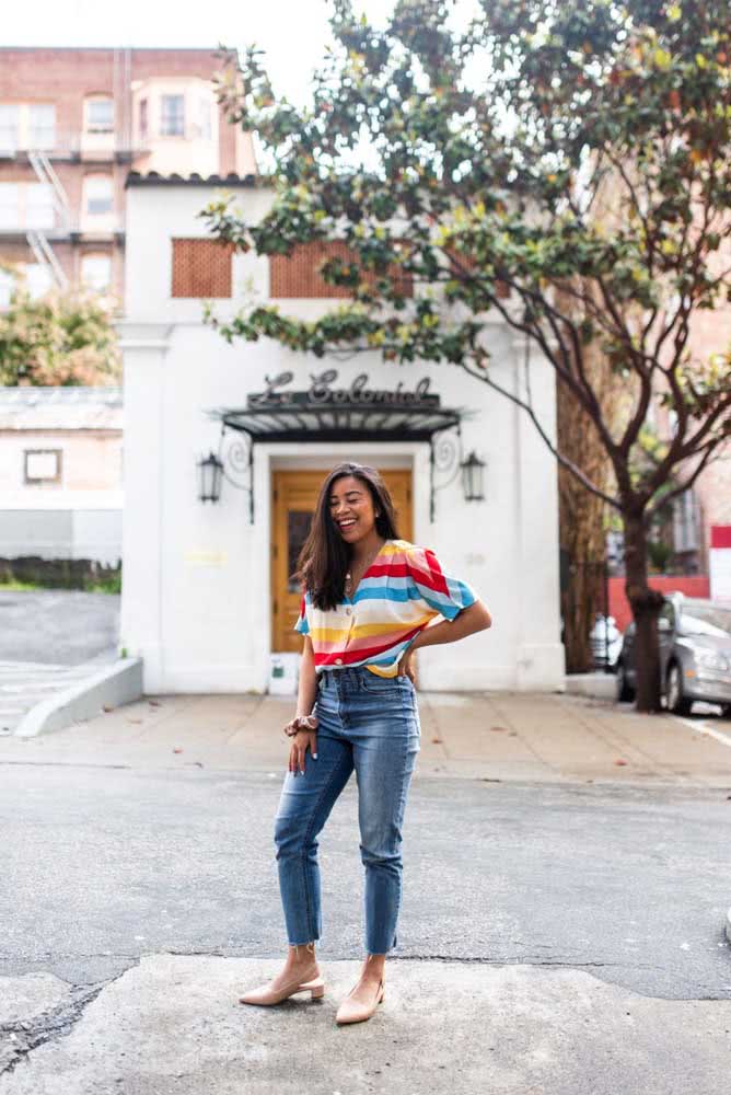 Um look super versátil e alegre, que pode ser usado no trabalho em para curtir o dia na cidade, com mom jeans, blusa soltinha listrada de botões e salto médio bege.