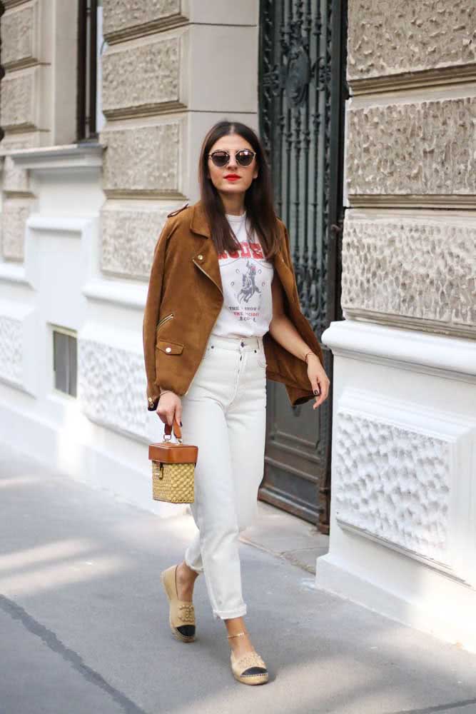 Um look elegante e despojado ao mesmo tempo com mom jeans e camiseta branca, alpargata e uma jaqueta de camurça caramelo. 