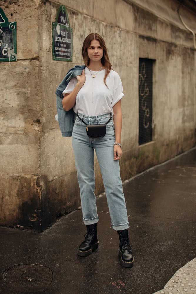 Camiseta branca, coturno e jaqueta jeans, as peças perfeitas para combinar no seu look com mom jeans vintage, inspirado diretamente na moda dos anos 1980.