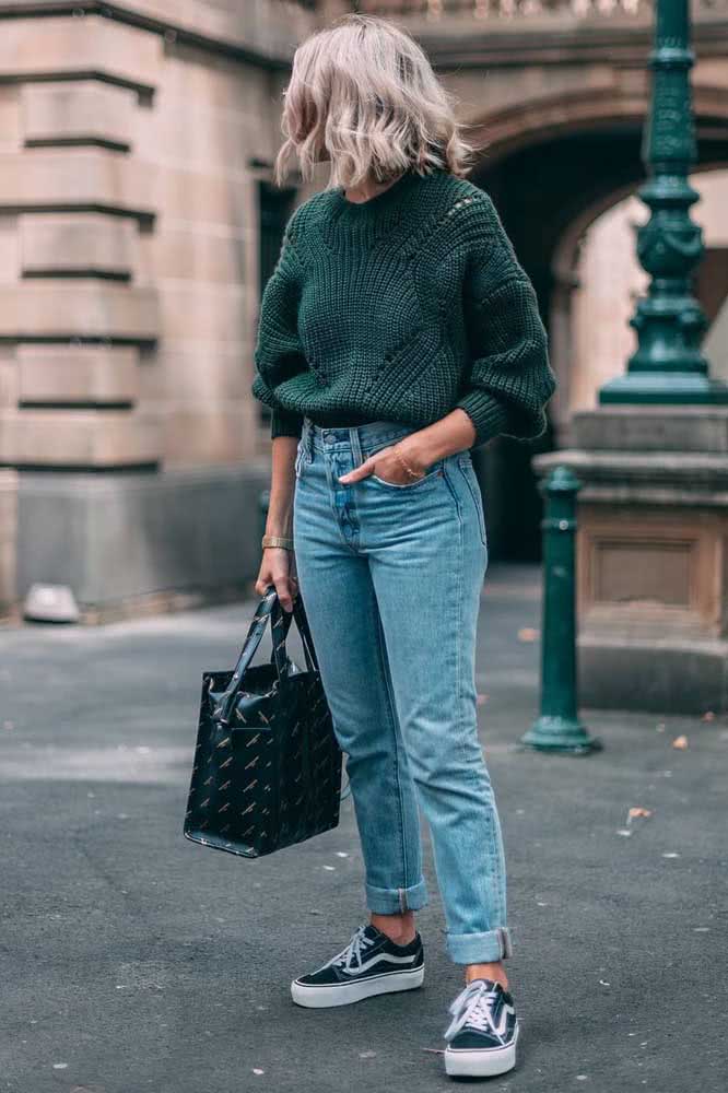 O suéter oversized com a barra por dentro da cintura alta da mom jeans é outro detalhe que ajuda a definir a silhueta mesmo com peças mais soltinhas.