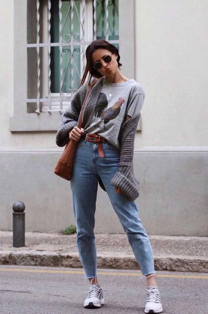 Já neste look comfy com camiseta soltinha e cardigã oversized, o cinto vermelho também se destaca e demarca a cintura.