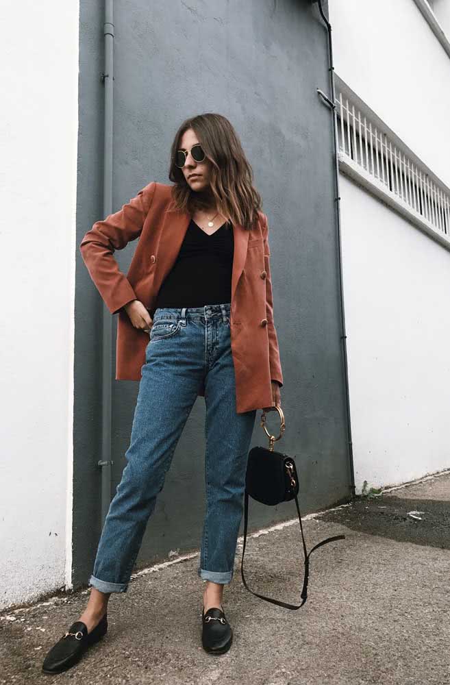 Mas se você busca um visual sóbrio e muito confortável, tipo dark academia, dá uma olhada nesta combinação de mom jeans com blazer e mocassin.